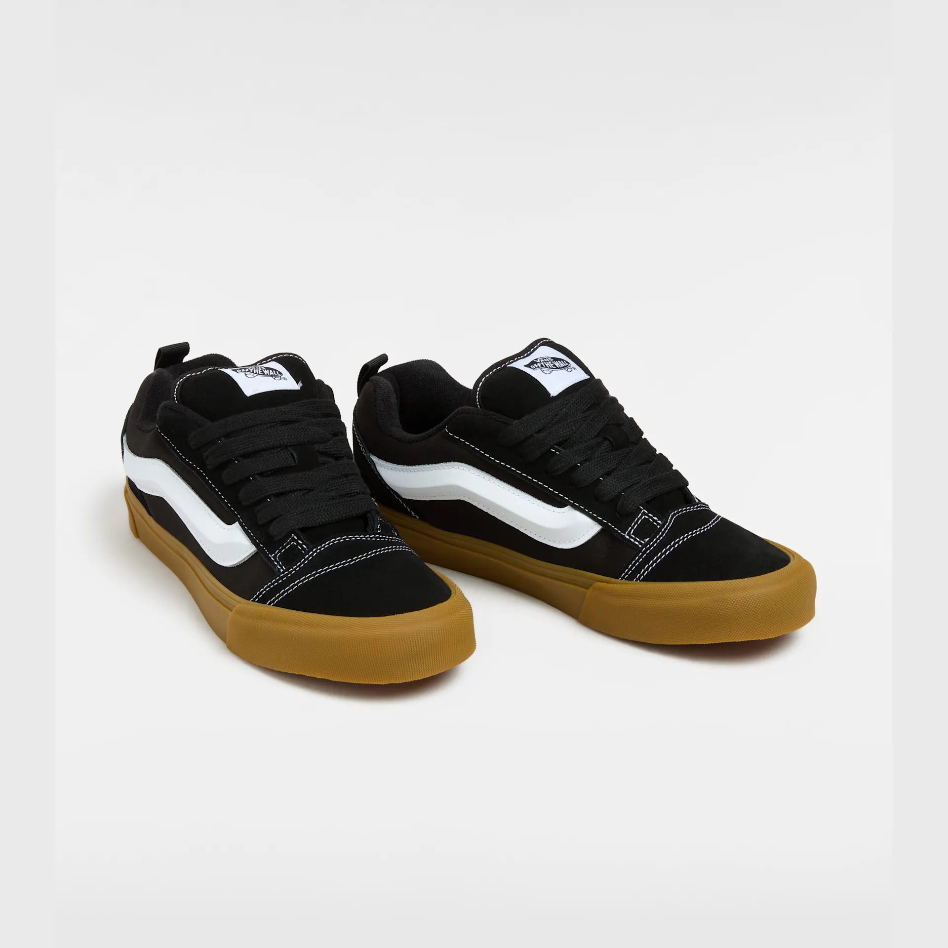 vans-knu-skool-black/gum-vn0009qcb9m1-2