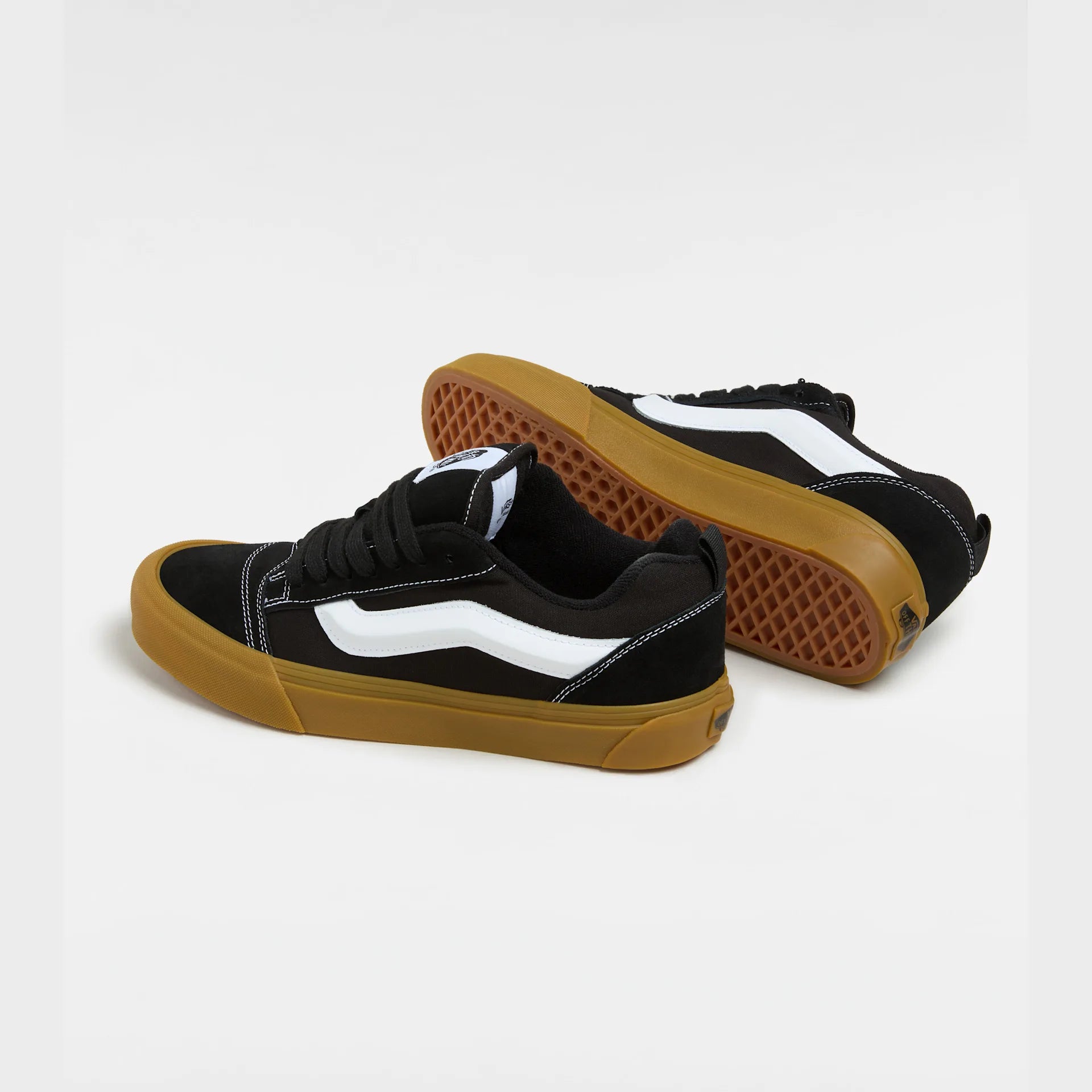 vans-knu-skool-black/gum-vn0009qcb9m1-3