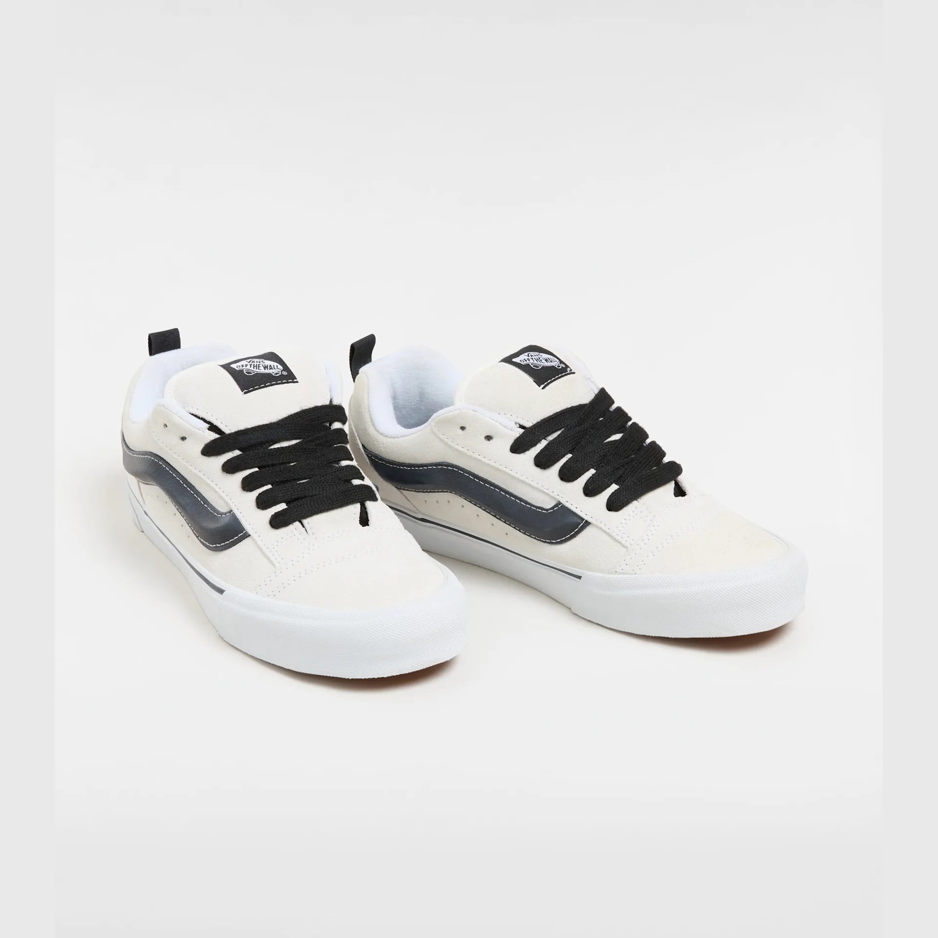 vans-knu-skool-suede-white/black-vn0009qcyb21-2