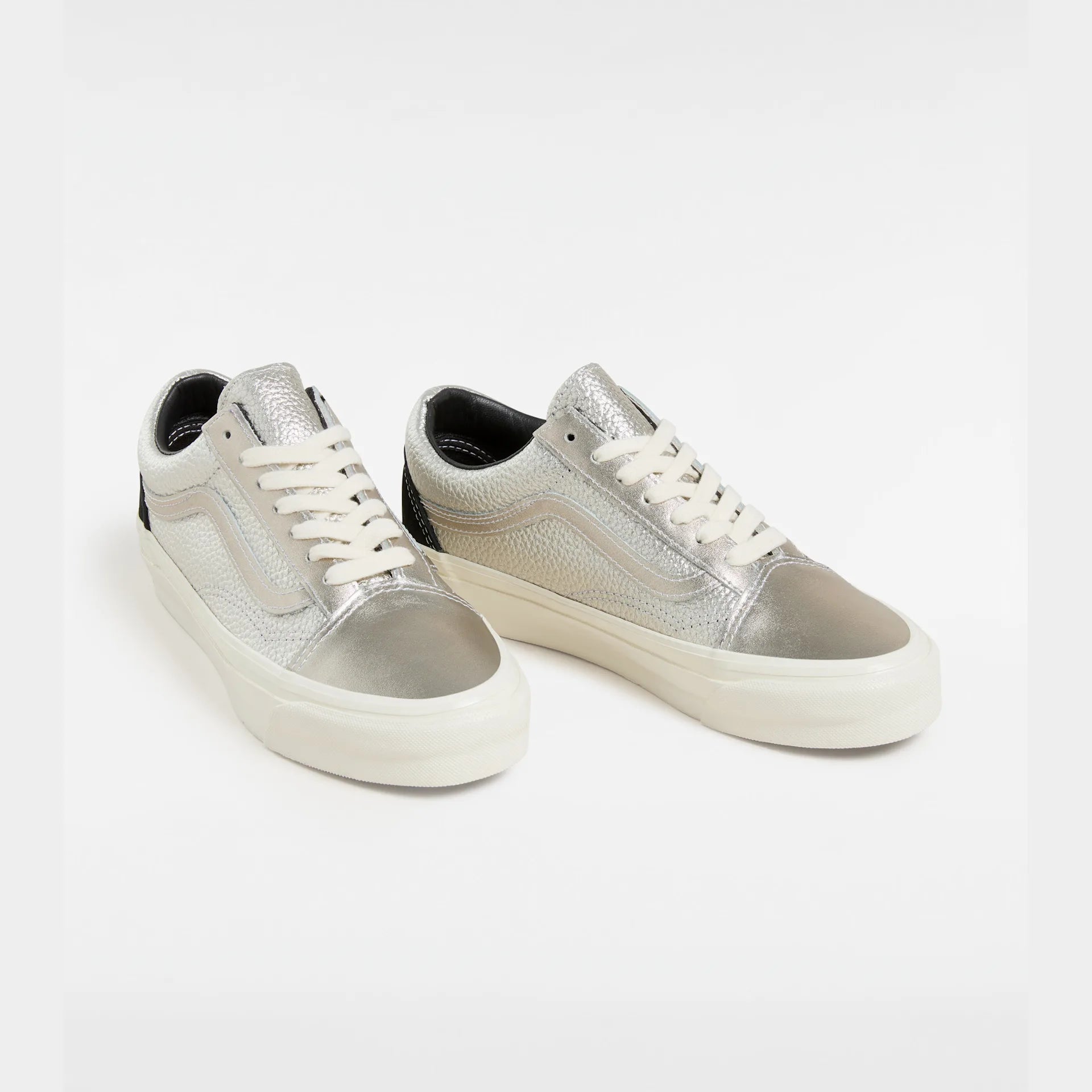 vans-lx-old-skool-lx-precious-medals-silver-vn000cngslv1-2