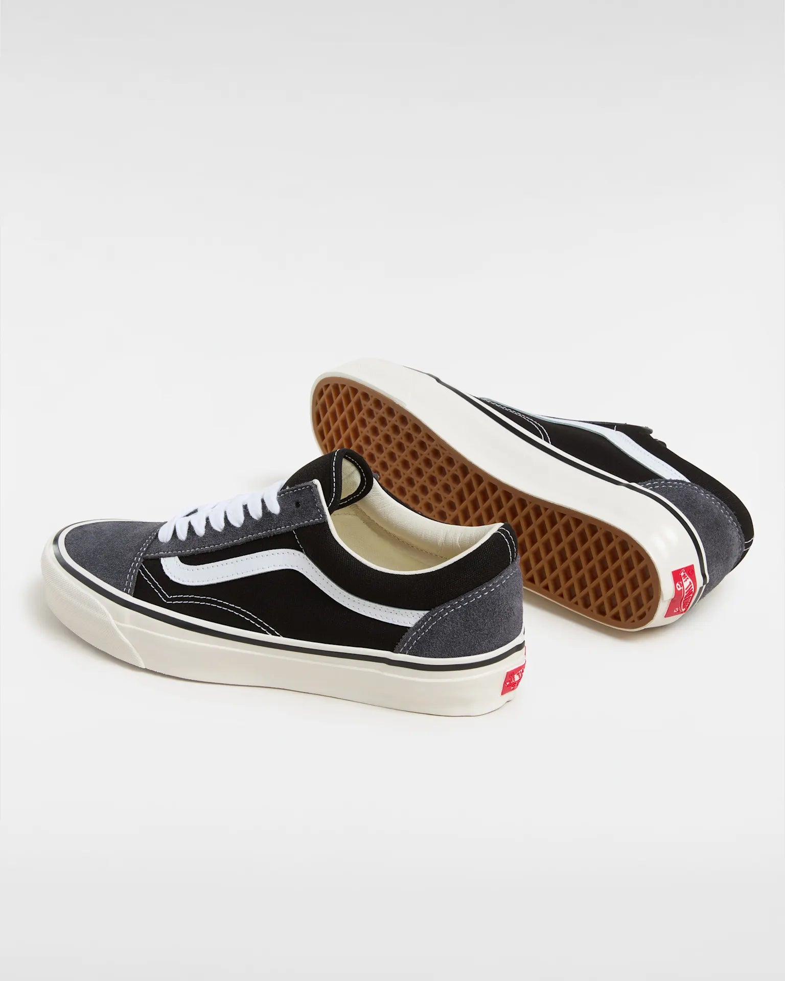 vans-lx-old-skool-suede-gray/black-vn000d562391-4