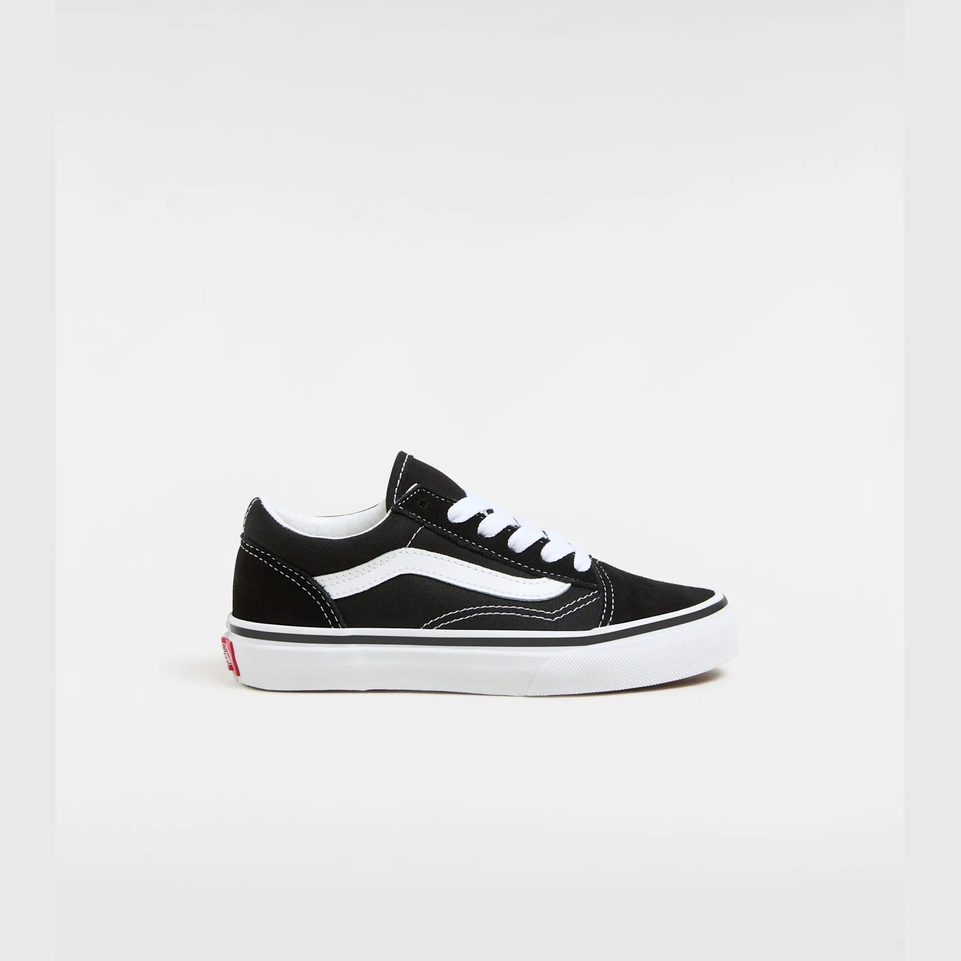 vans-uy-old-skool-black/true-white-vn000w9t6bt1-1