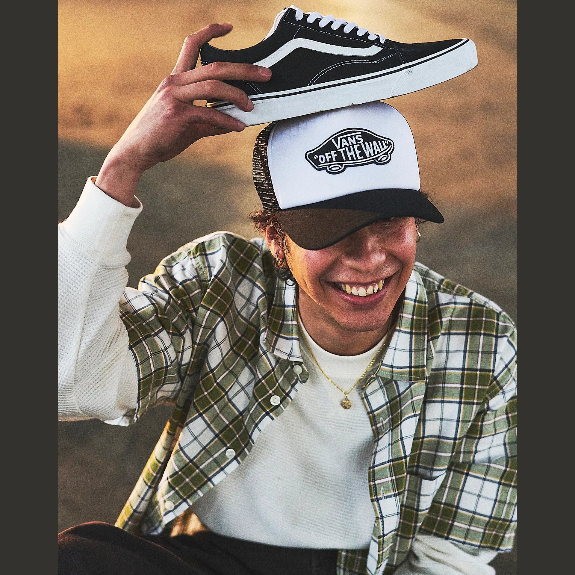 vans-classic-patch-curved-bill-trucker-black/white-vn00066xy281-2