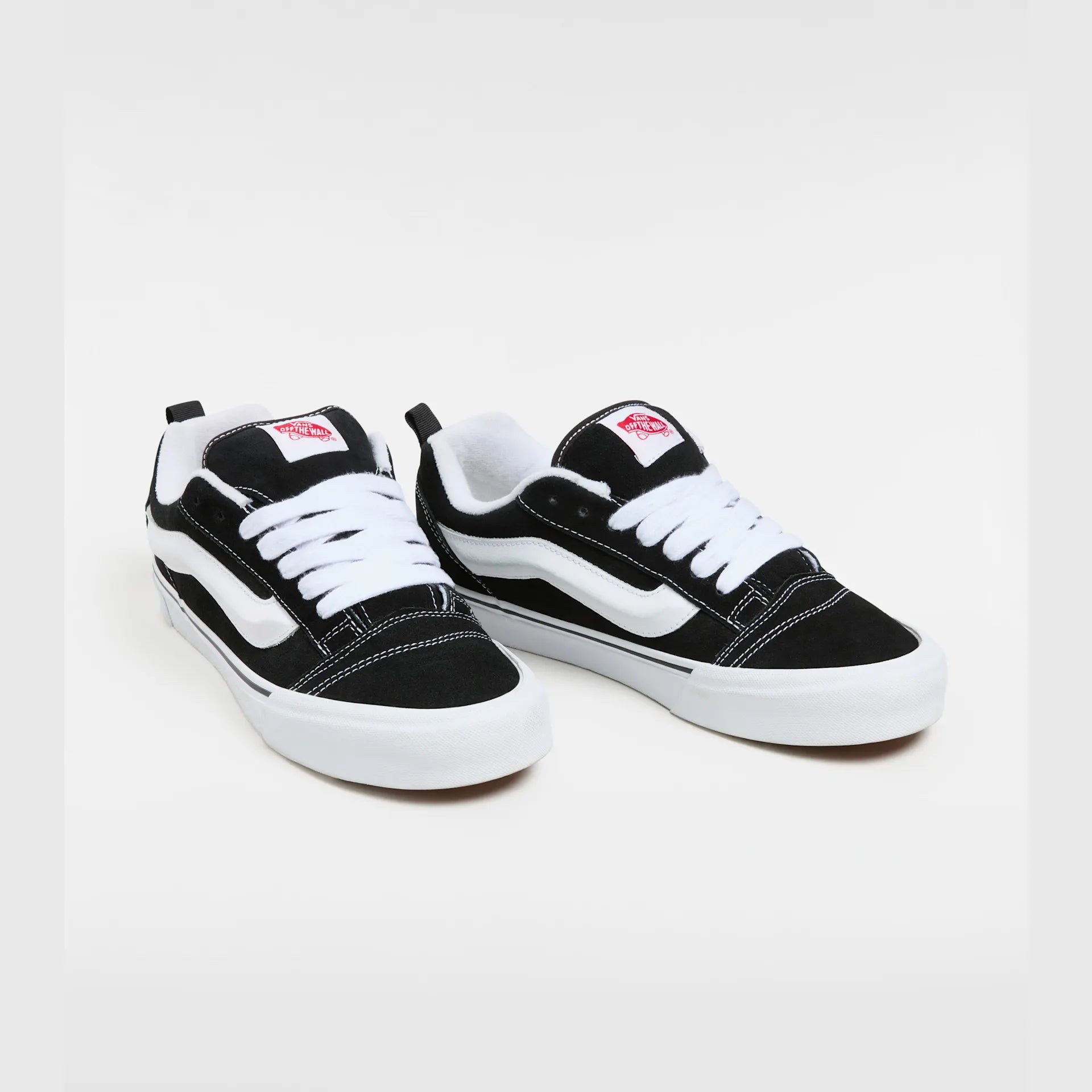 vans-knu-skool-black/true-white-vn0009qc6bt1-4