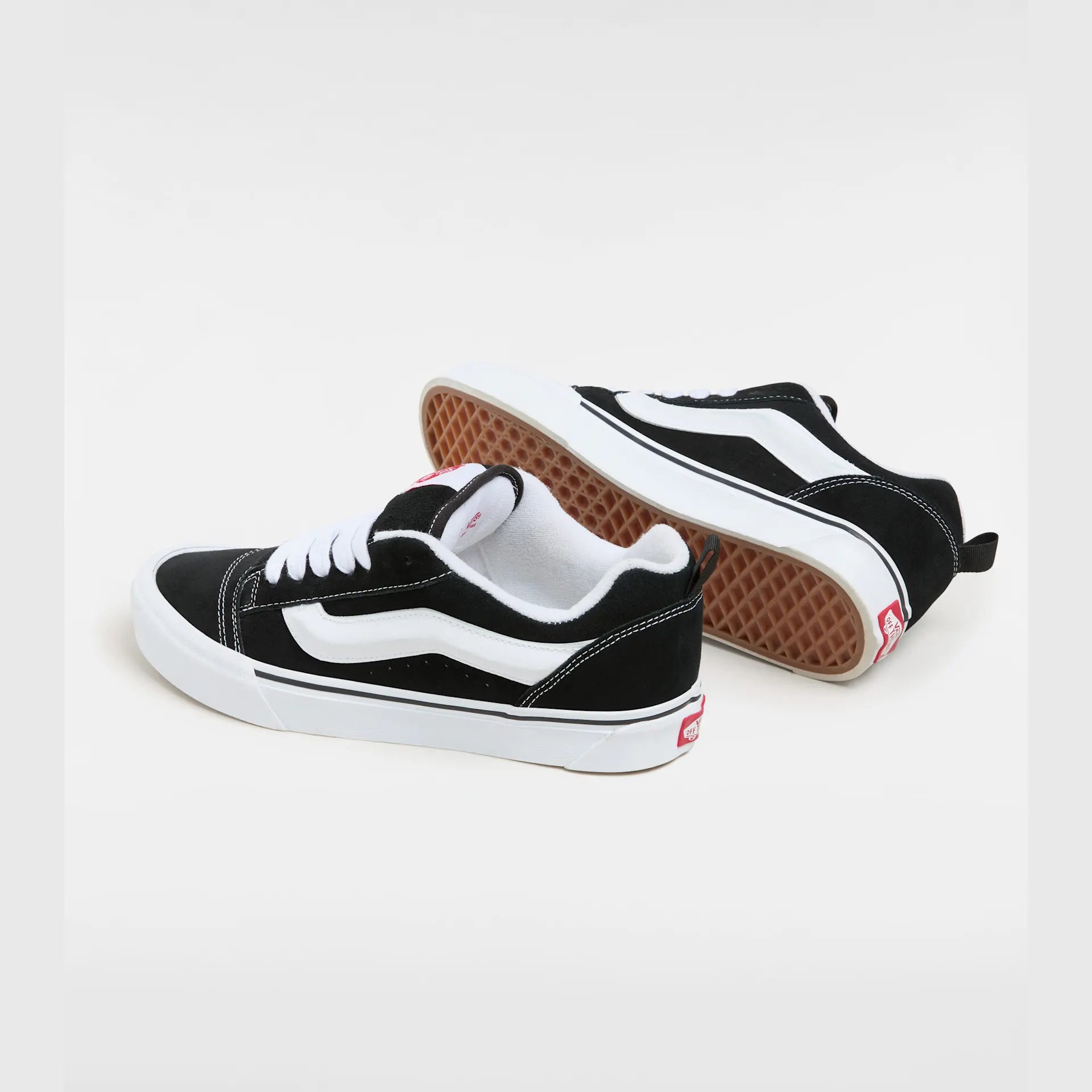 vans-knu-skool-black/true-white-vn0009qc6bt1-5