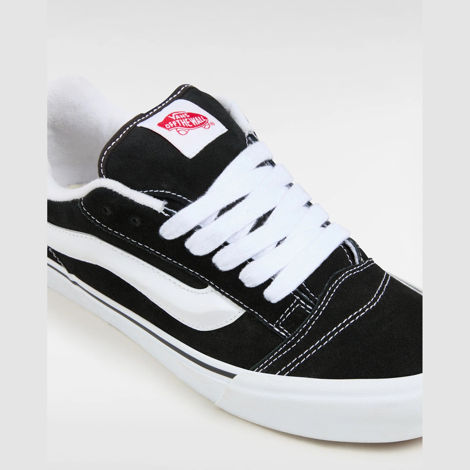 vans-knu-skool-black/true-white-vn0009qc6bt1-6