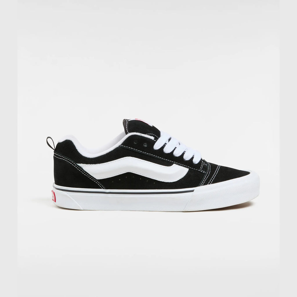 vans-knu-skool-black/true-white-vn0009qc6bt1-1