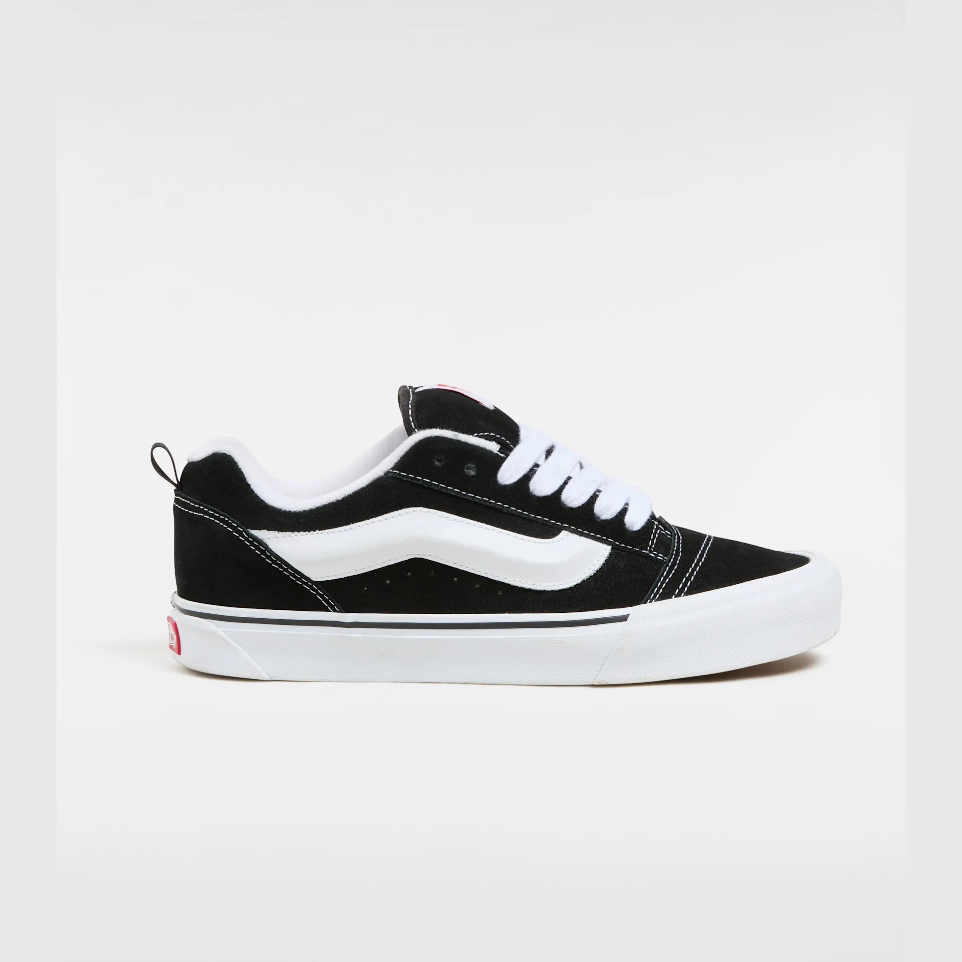 vans-knu-skool-black/true-white-vn0009qc6bt1-1
