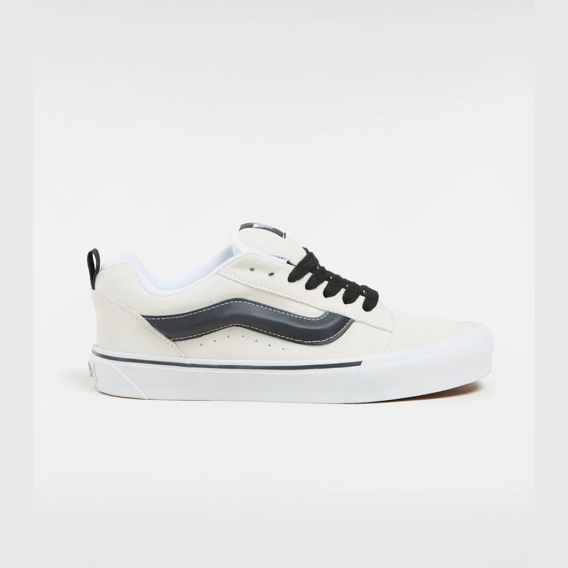 vans-knu-skool-suede-white/black-vn0009qcyb21-1