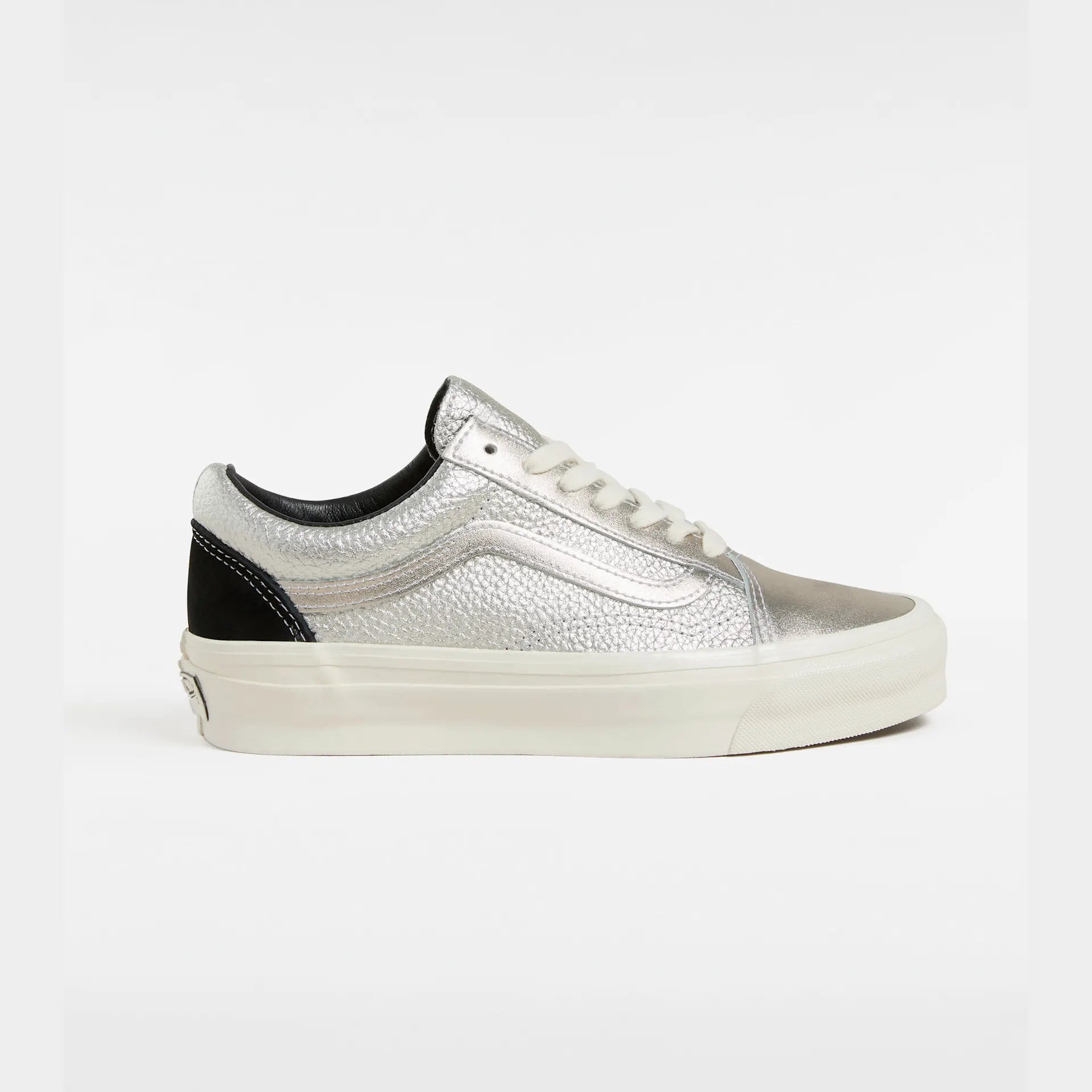 vans-lx-old-skool-lx-precious-medals-silver-vn000cngslv1-1