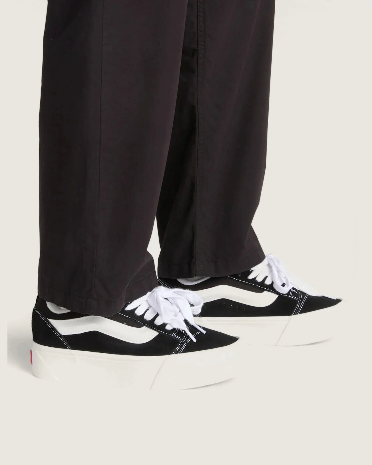 VANS Knu Stack Black/True White Cipő - 7