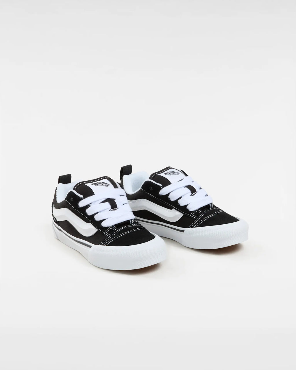 vans-knu-skool-black/true-white-vn000cyu6bt1-2