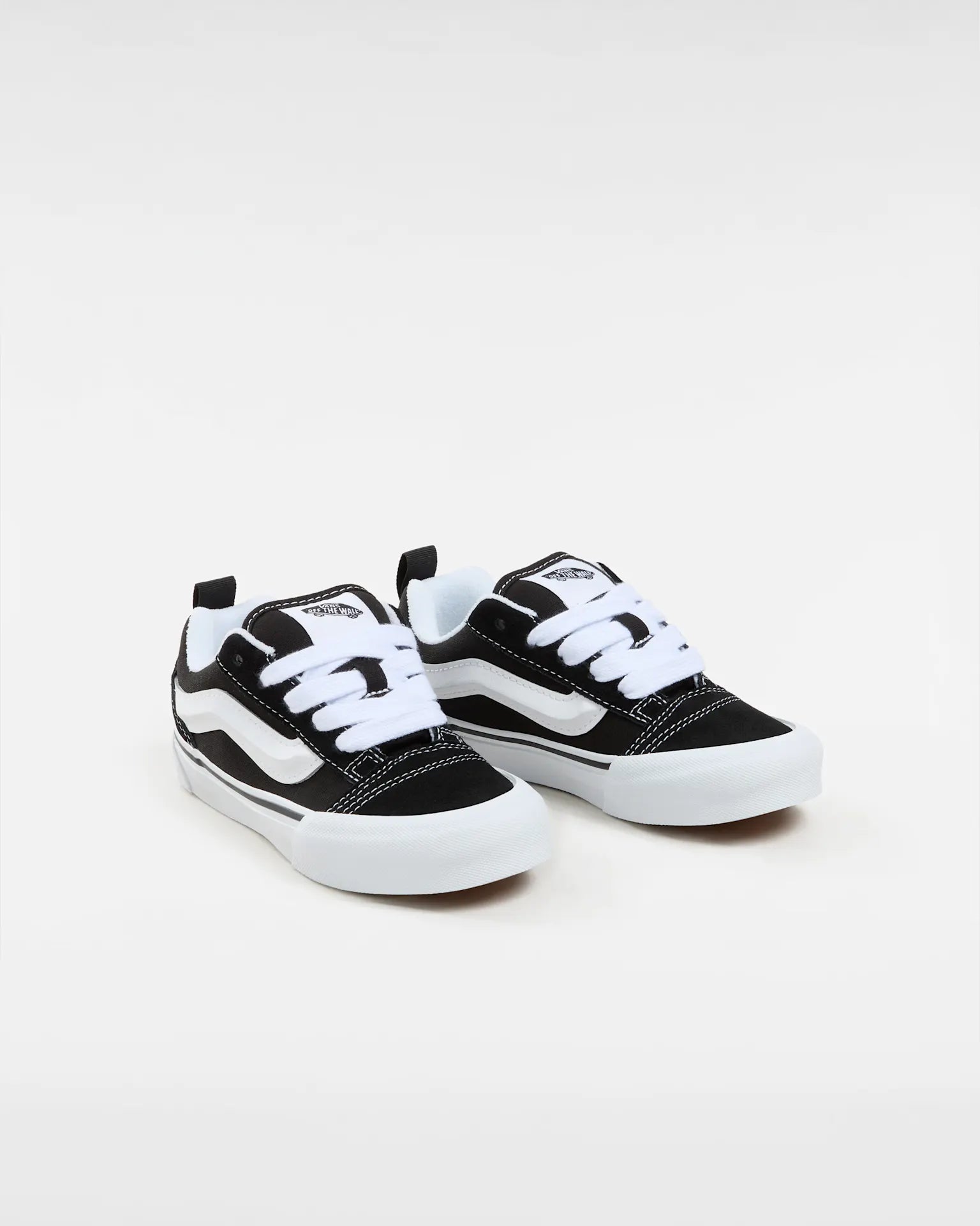 vans-knu-skool-black/true-white-vn000cyu6bt1-2