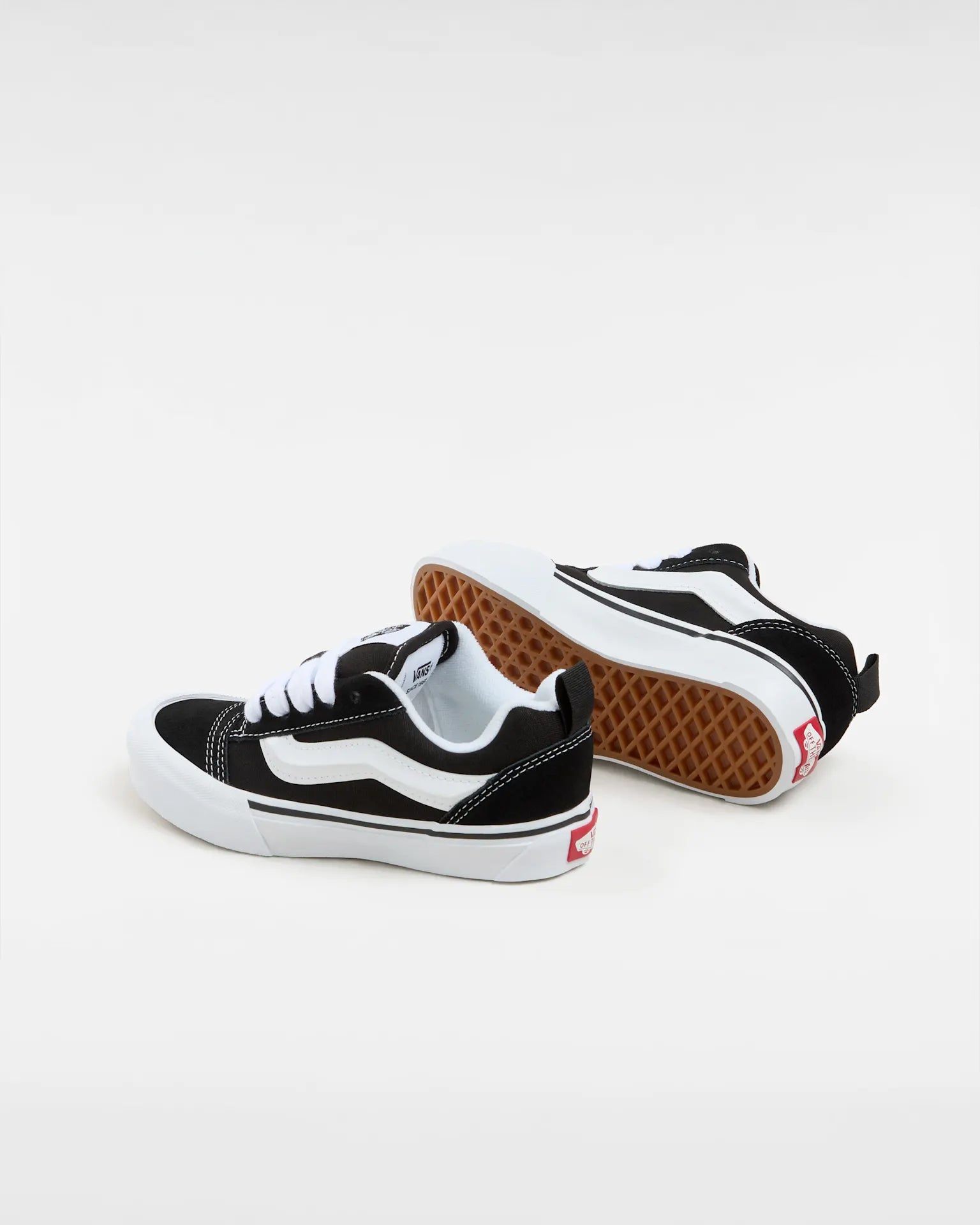 vans-knu-skool-black/true-white-vn000cyu6bt1-3