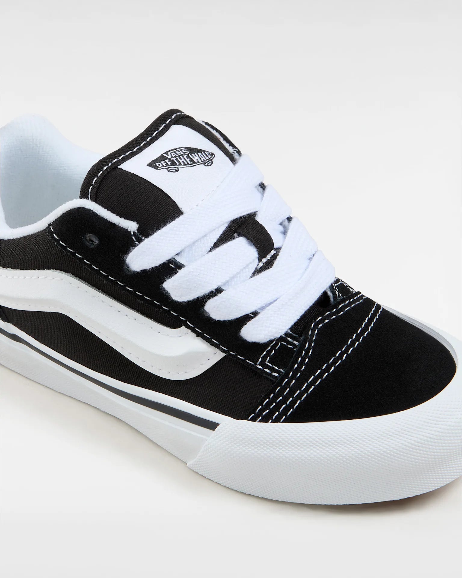 vans-knu-skool-black/true-white-vn000cyu6bt1-4