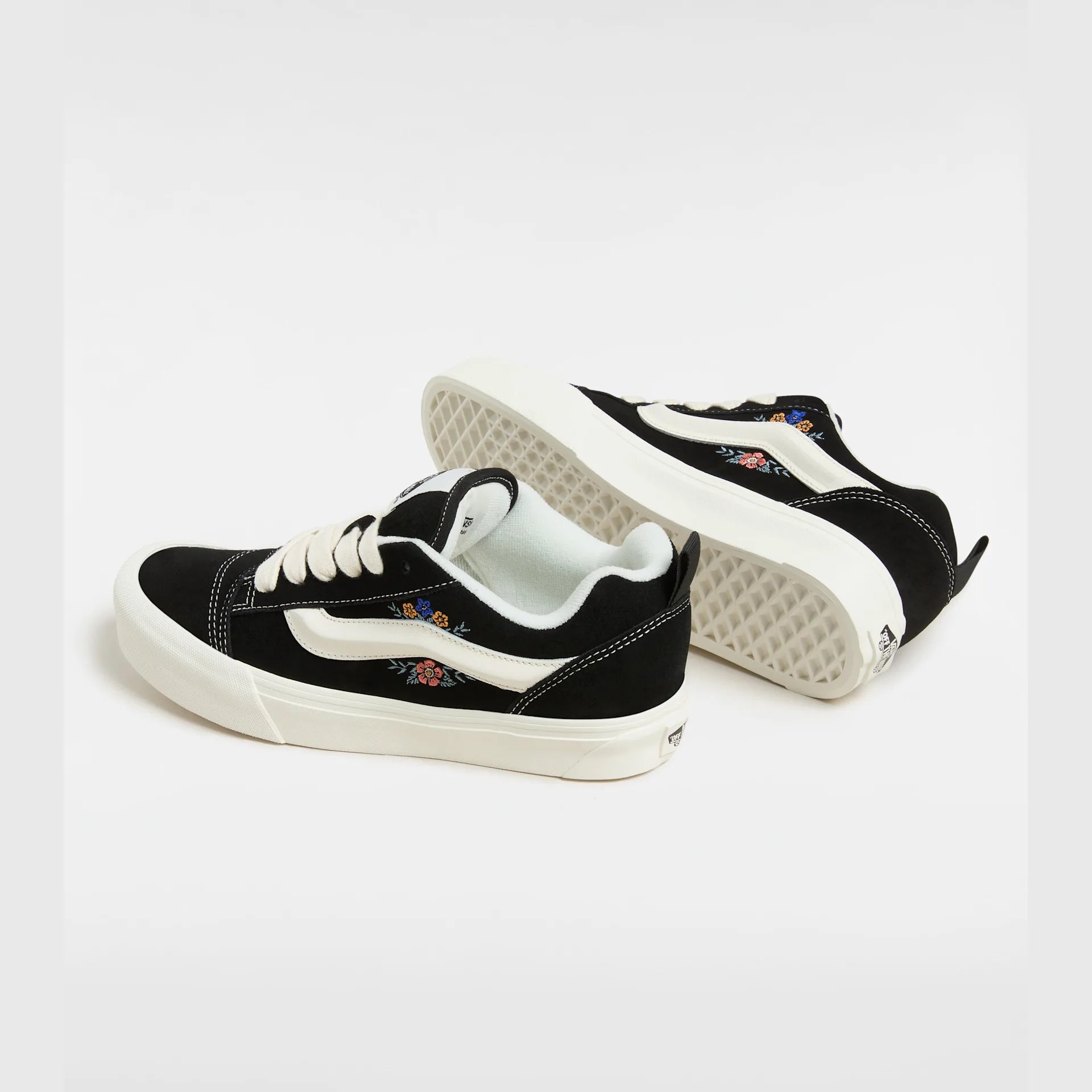 vans-knu-skool-black-floral-vn000d75f2b1-3