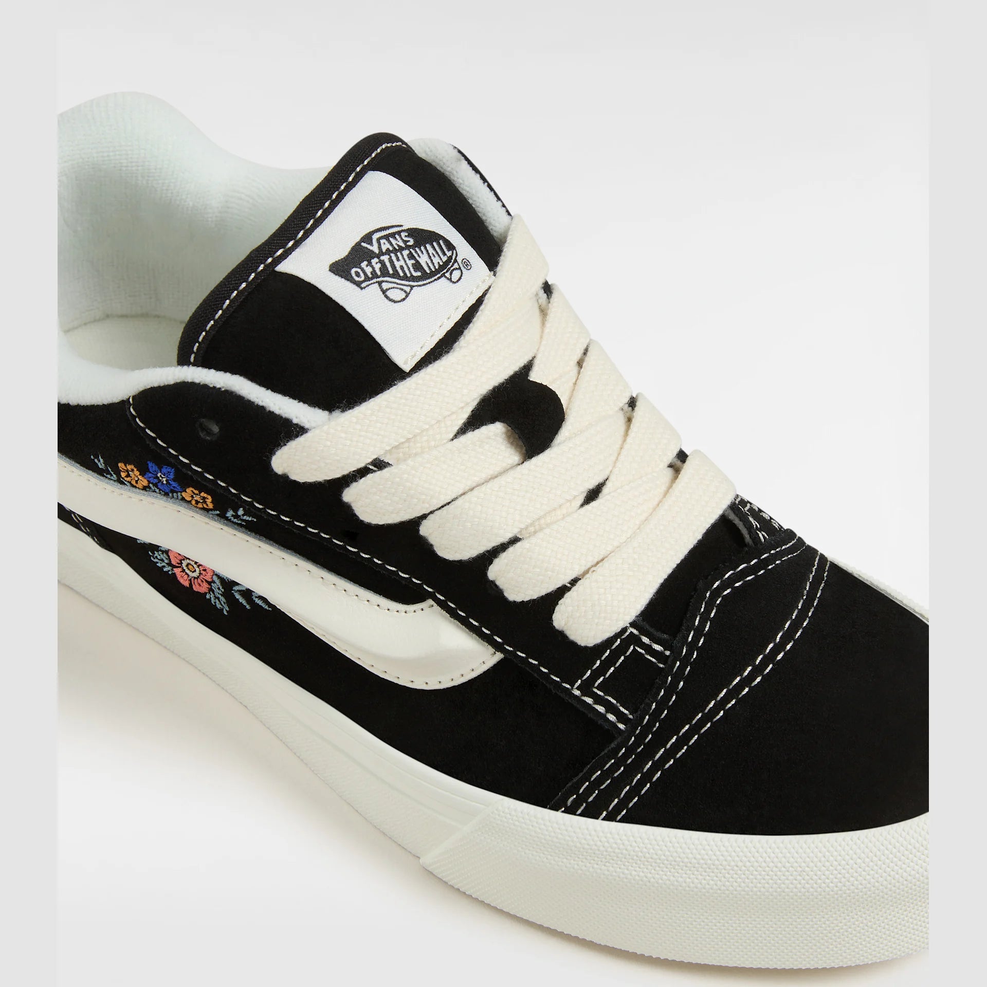 vans-knu-skool-black-floral-vn000d75f2b1-4