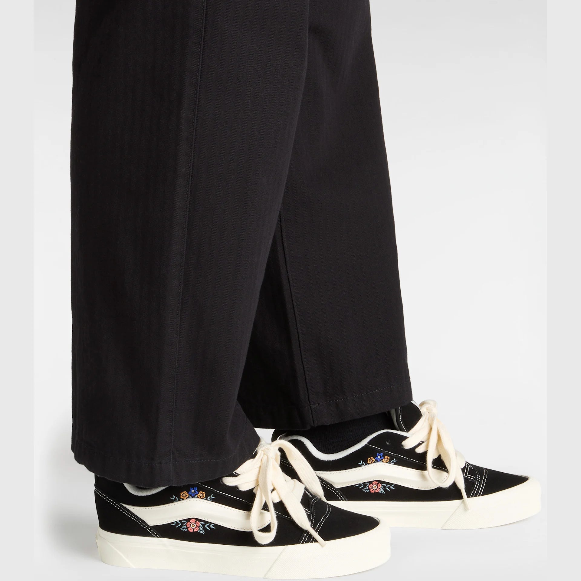 vans-knu-skool-black-floral-vn000d75f2b1-5