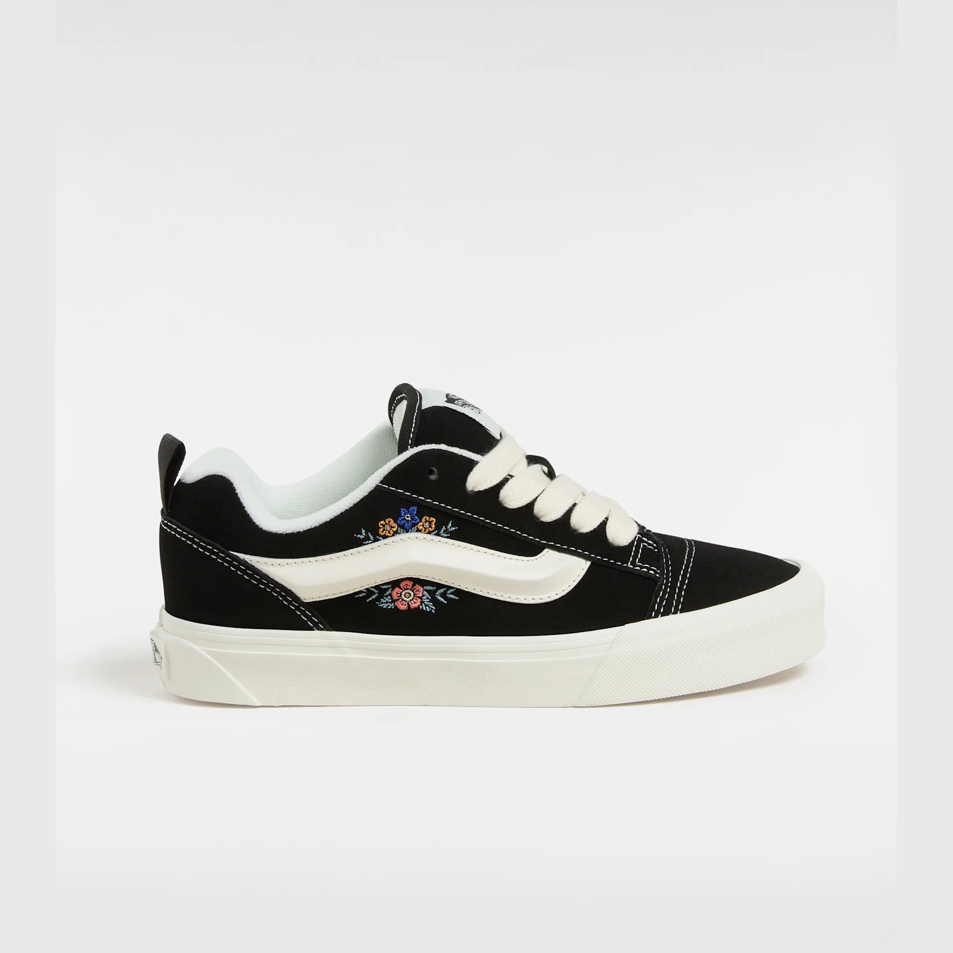 vans-knu-skool-black-floral-vn000d75f2b1-1