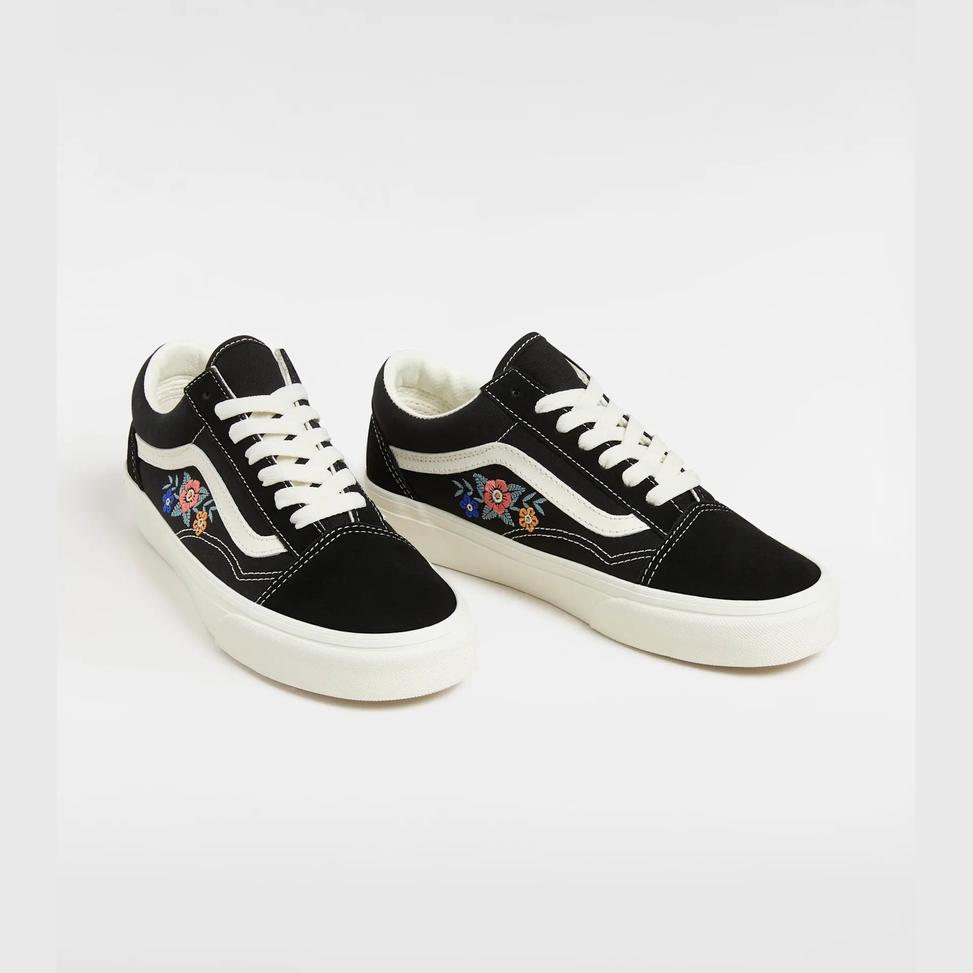 vans-old-skool-black-floral-vn000d7zf2b1-2
