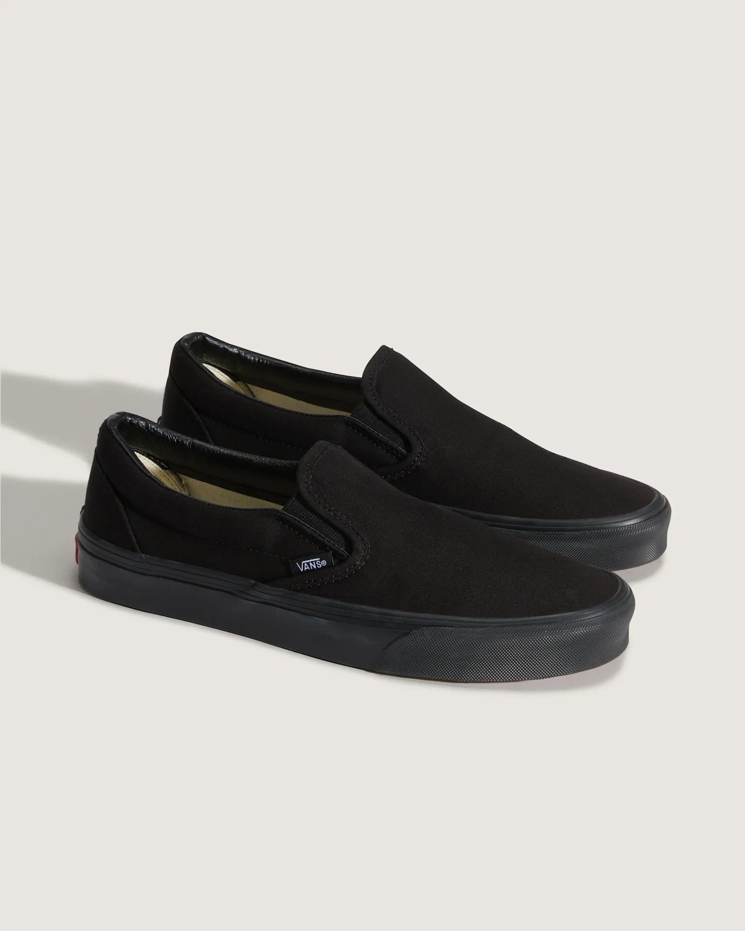 vans-ua-classic-slip-on-black/black-vn000eyebka1-2