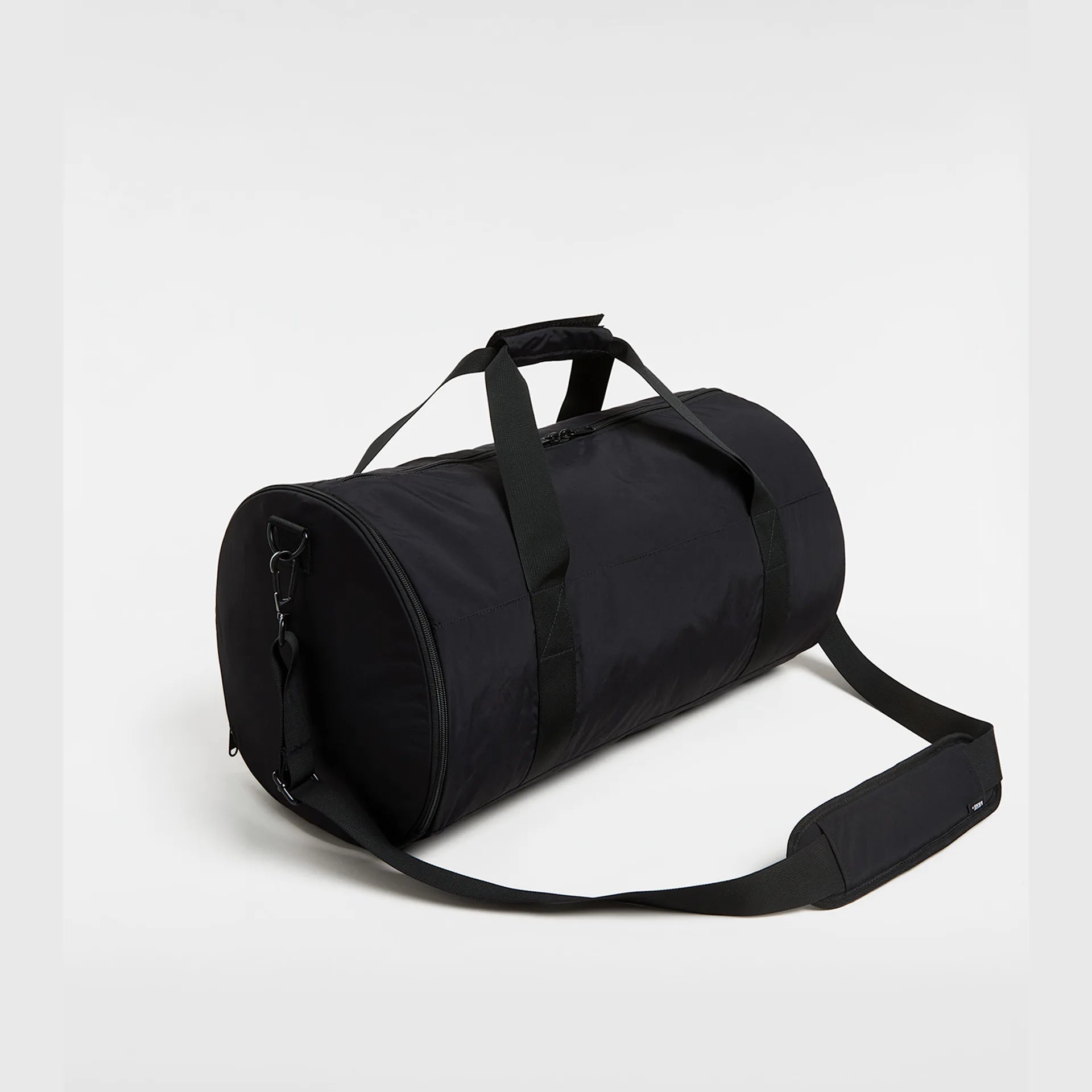 vans-barreled-duffel-bag-black-vn000mnpblk1-2