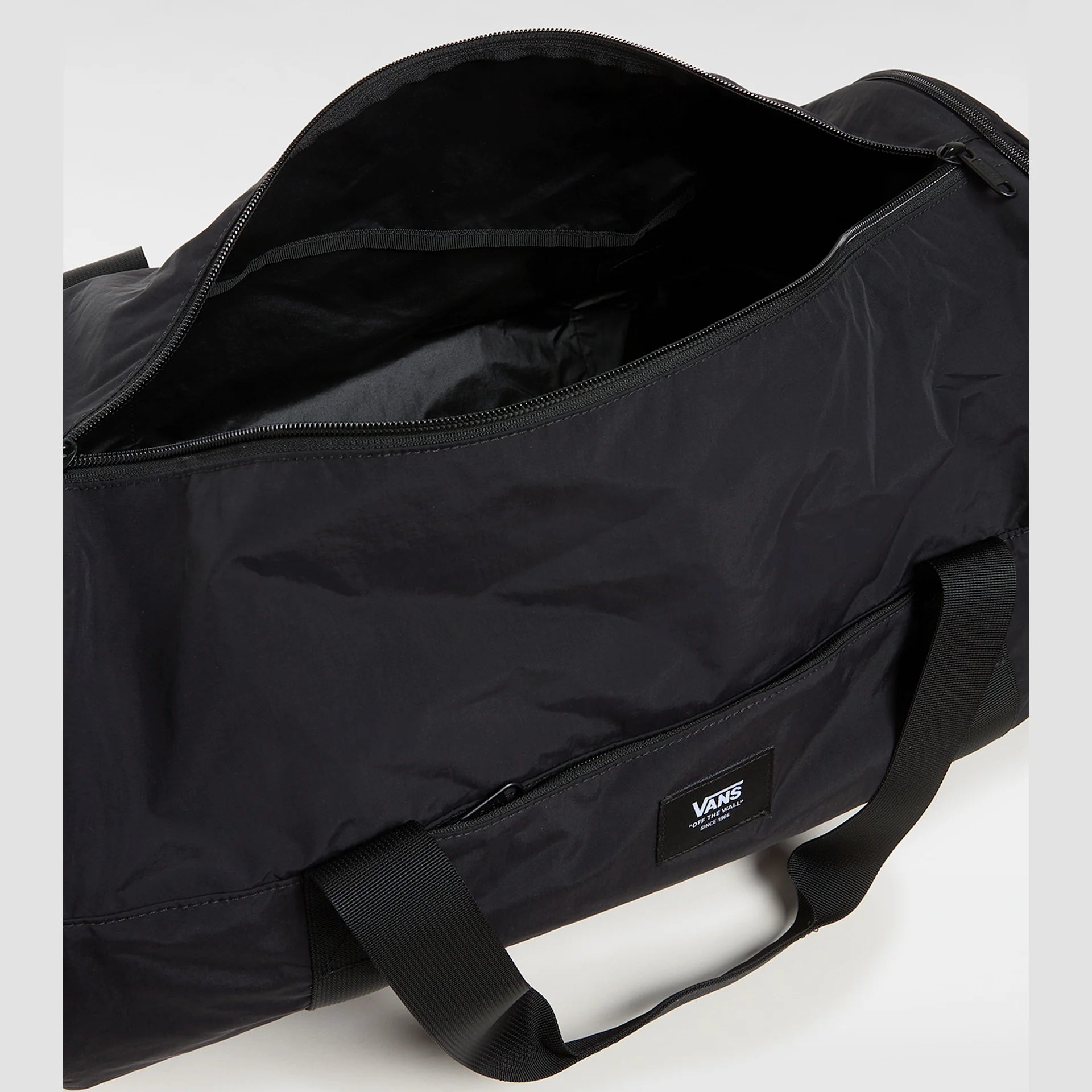 vans-barreled-duffel-bag-black-vn000mnpblk1-4