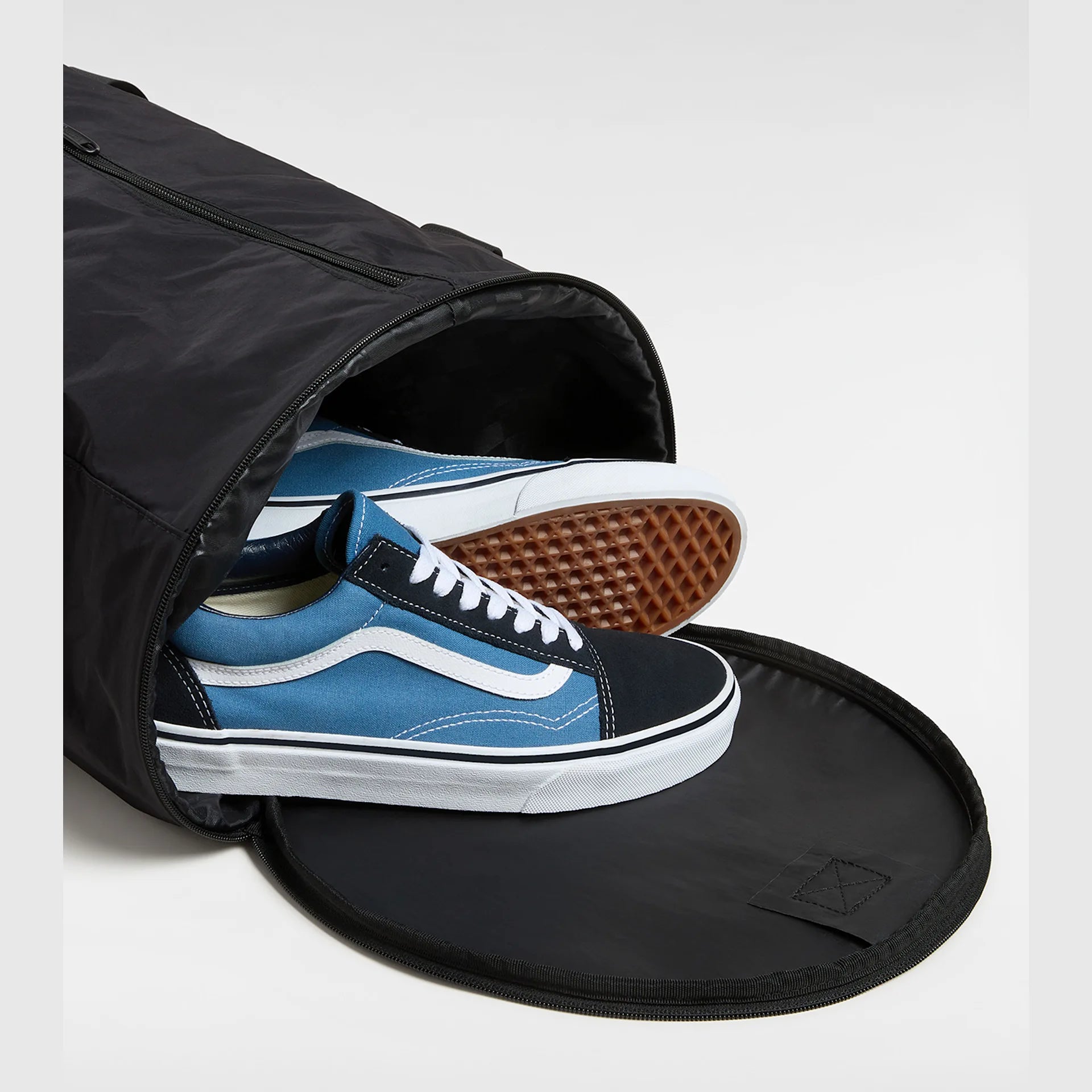 vans-barreled-duffel-bag-black-vn000mnpblk1-5
