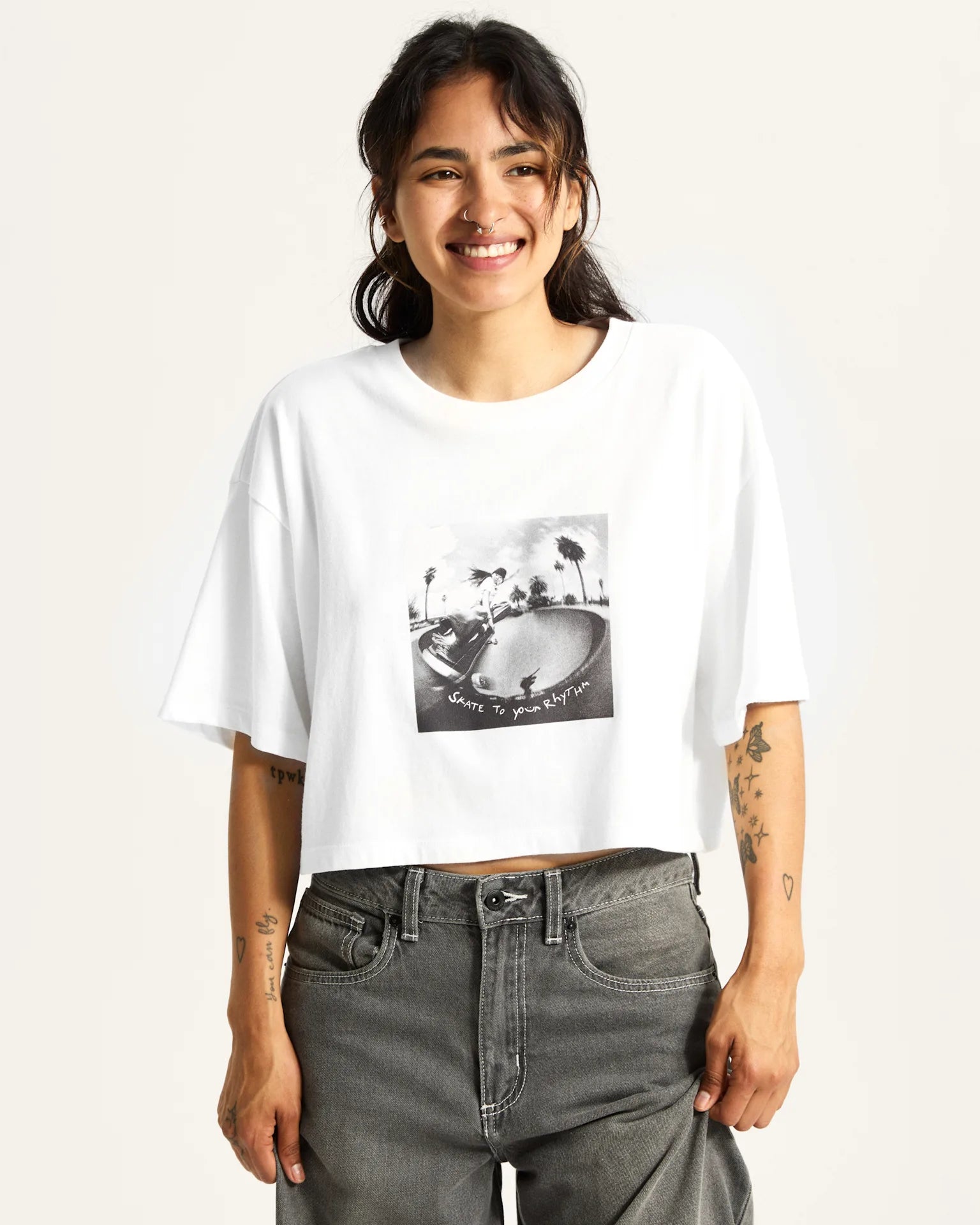 vans-rhythm-relaxed-crop-ss-white-vn000rchwht1-3