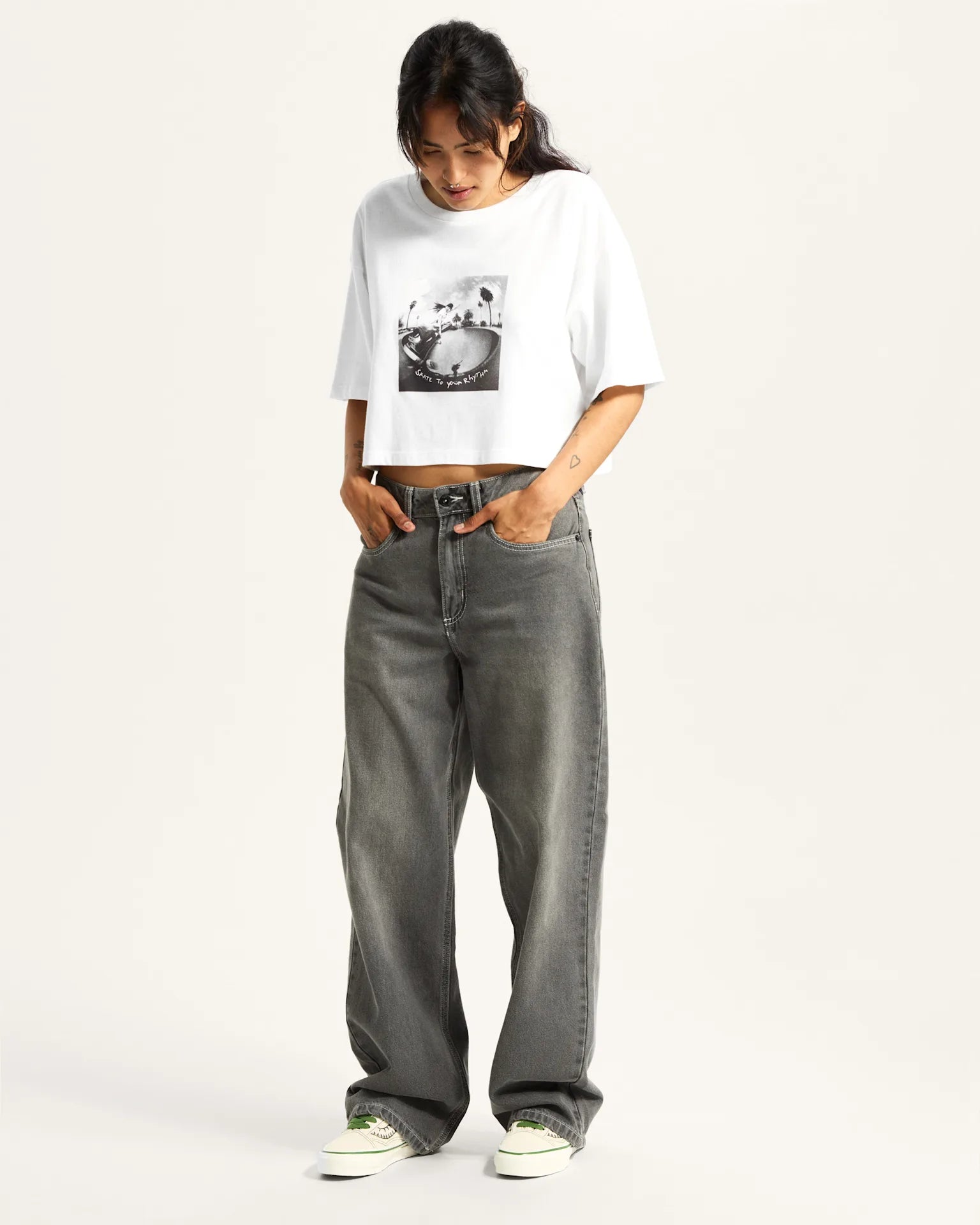 vans-rhythm-relaxed-crop-ss-white-vn000rchwht1-6