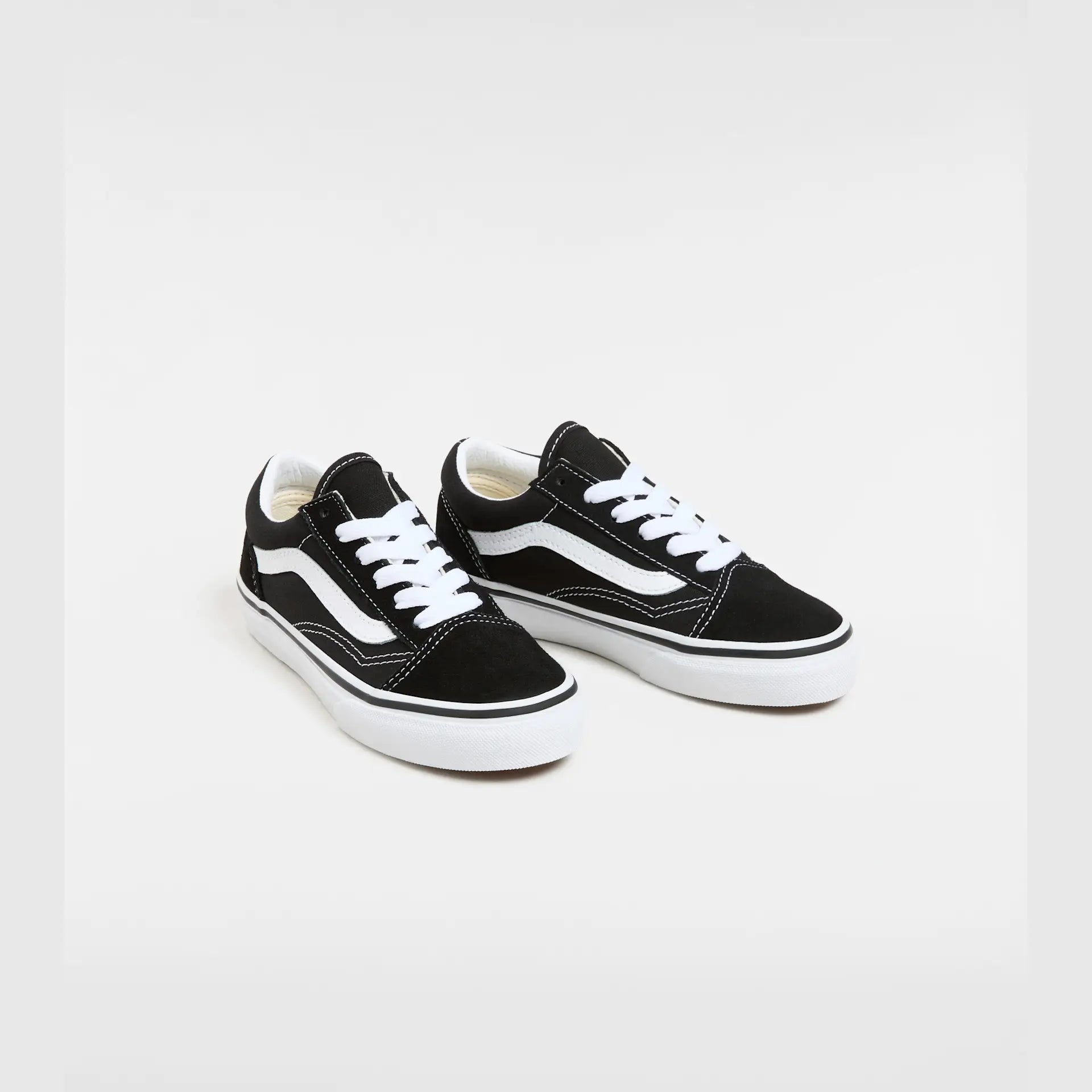 vans-uy-old-skool-black/true-white-vn000w9t6bt1-2