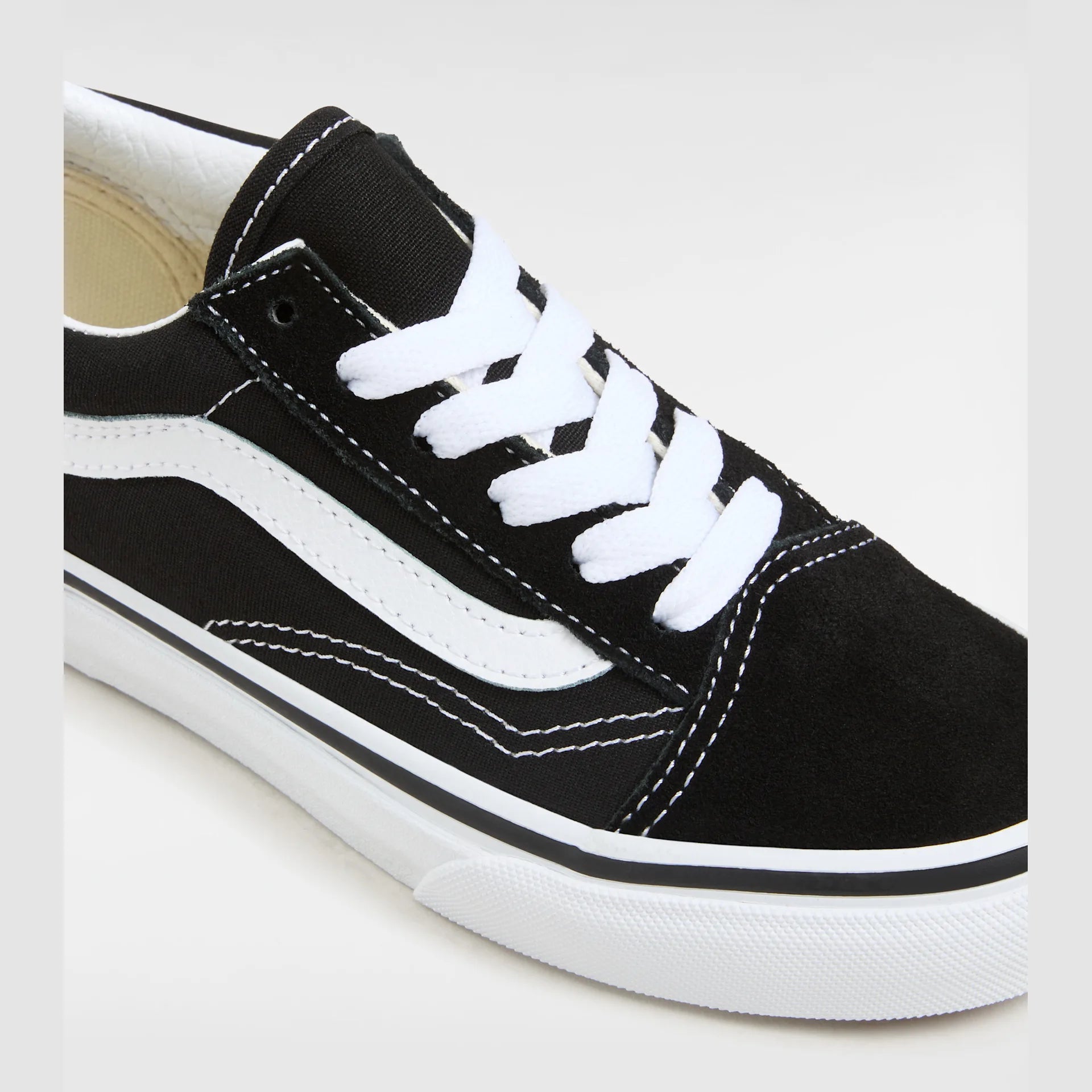 vans-uy-old-skool-black/true-white-vn000w9t6bt1-4