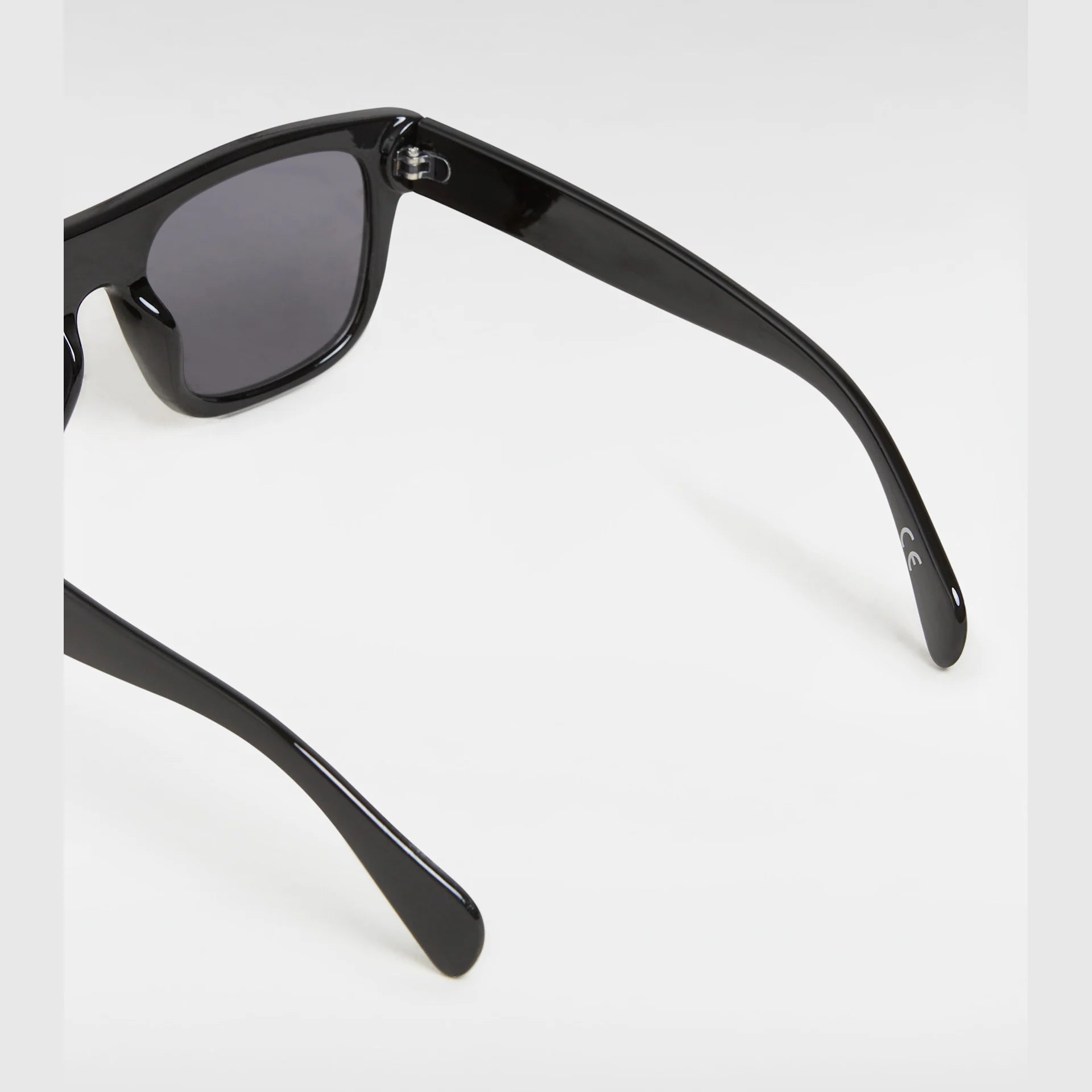 vans-squared-off-shades-black-vn0a7pr1blk1-4