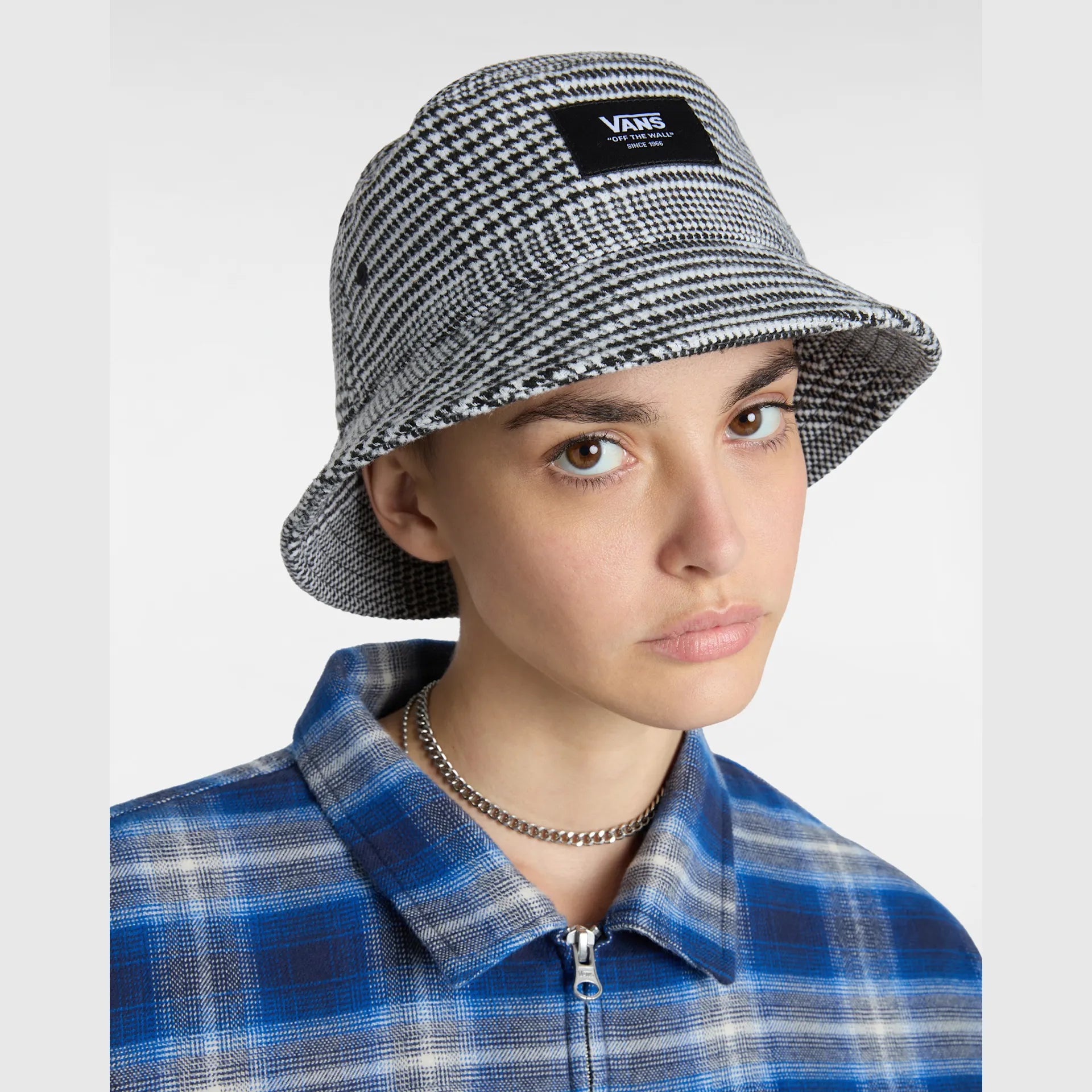 vans-vans-patch-bucket-black/white-vn0a7s96y281-4